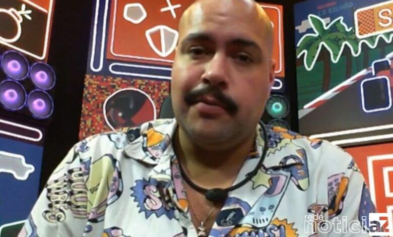 Tiago Abravanel aperta o botão de desistência e sai do BBB 22