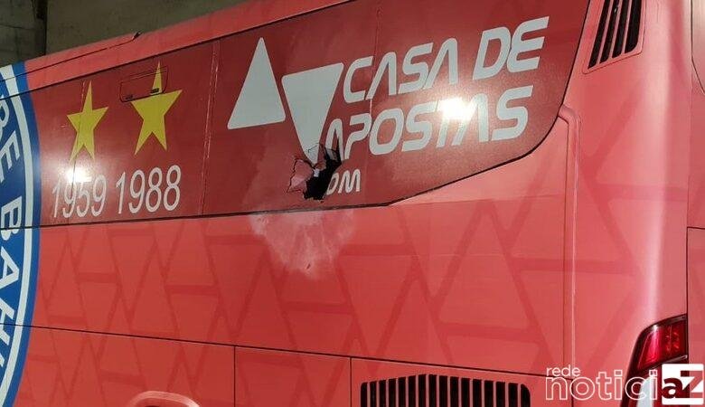 VÍDEO - Ônibus do Bahia é atacado e fere atletas