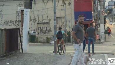 Homem ataque jornalistas da Globo com corrente de prender cachorro