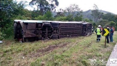 Caminhão e ônibus batem em rodovia de São Paulo e deixam três mortos