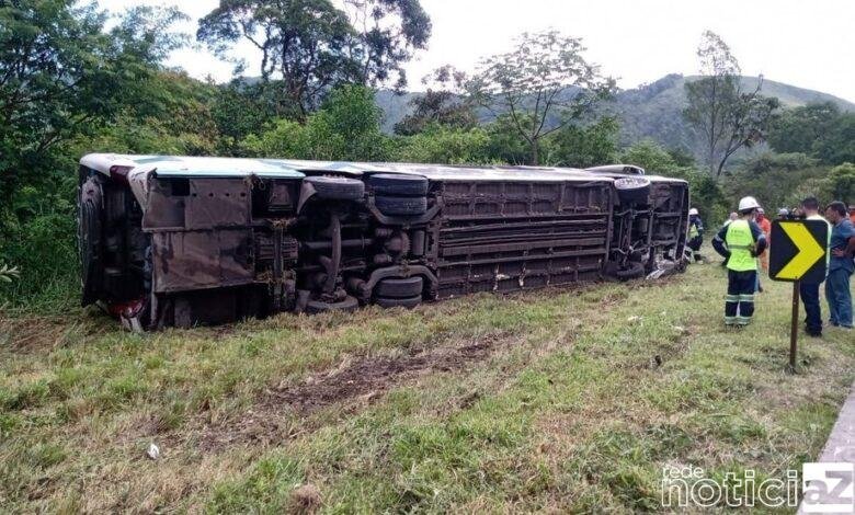 Caminhão e ônibus batem em rodovia de São Paulo e deixam três mortos