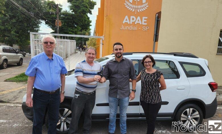 Apae Jundiaí ganha novo veículo de transporte