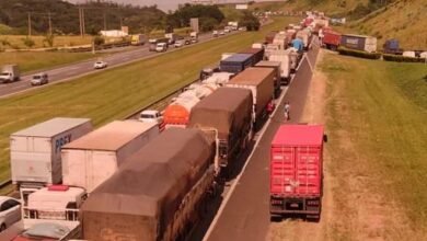 Caminhão sofre incêndio e complica o trânsito na Bandeirantes