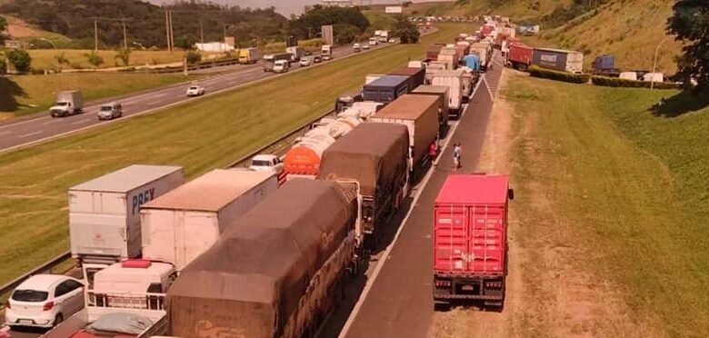 Caminhão sofre incêndio e complica o trânsito na Bandeirantes