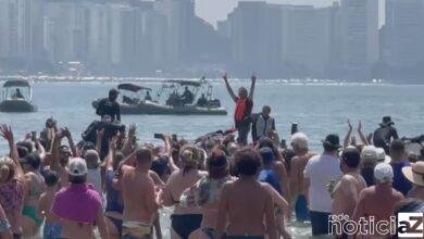 Bolsonaro curte praia no litoral e causa mais aglomerações
