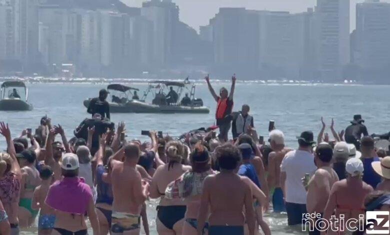 Bolsonaro curte praia no litoral e causa mais aglomerações