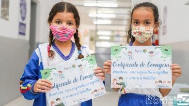 Crianças são vacinadas contra a Covid-19 dentro das escolas de Itupeva