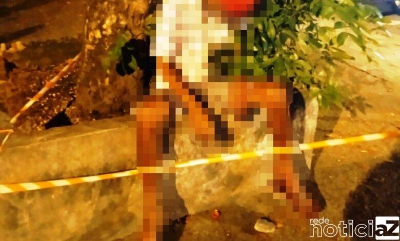 Homem é encontrado morto sentado em praça