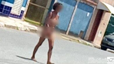 Mulher anda em rua sem roupa e choca moradores