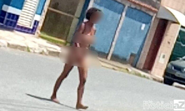Mulher anda em rua sem roupa e choca moradores