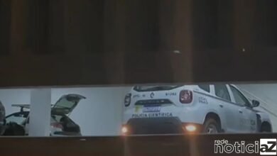 Carro de suspeito pelo sequesto e morte da menina Lara é periciado pela Polícia Científica