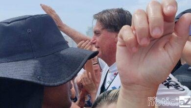 Bolsonaro passeia de moto aquática e gera aglomerações em terra e no mar