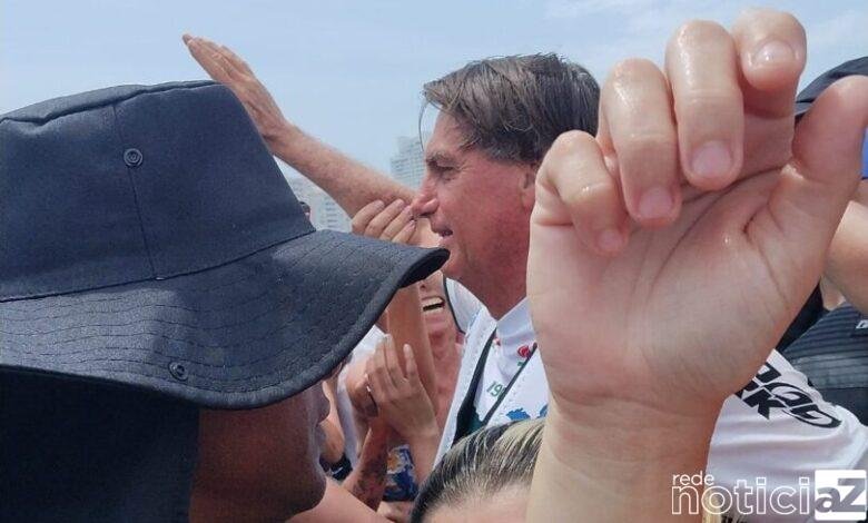 Bolsonaro passeia de moto aquática e gera aglomerações em terra e no mar