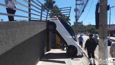 Carro cai de estacionamento de supermercado e vai parar em ponto de ônibus
