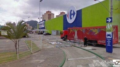 VÍDEO - Hipermercado é invadido por criminosos que roubam joalheria e queimam carro