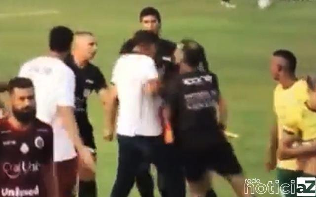 VÍDEO - Árbitra assistente é agredida por treinador dentro de campo
