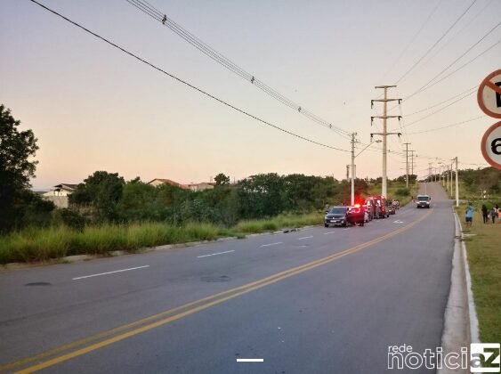 Motorista perde controle e capota carro em córrego de Jundiaí