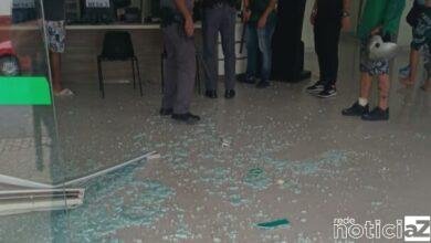 VÍDEO - Organizadas provocam confusão e depredam unidade de saúde