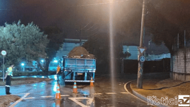 Vias de Jundiaí ficam bloqueadas após acidente e queda de árvore