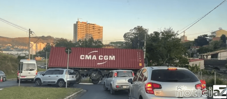 Carretas tombam na Região de Jundiaí