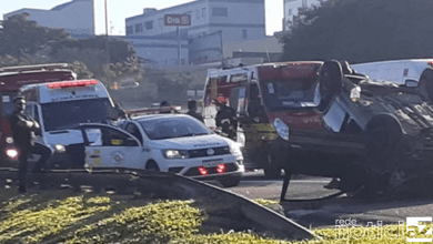 Quatro pessoas ficam feridas após carro capotar em rodovia de Cajamar
