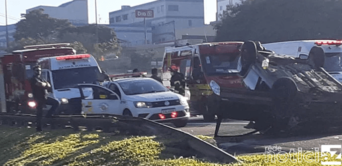 Quatro pessoas ficam feridas após carro capotar em rodovia de Cajamar