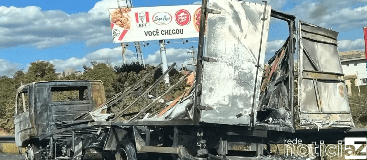 Caminhão sofre incêndio na Bandeirantes