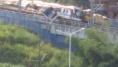 VÍDEO - Trens do metrô tombam após bater em caminhão de serviço