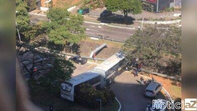 Ônibus fica atravessado em avenida de Jundiaí após acidente