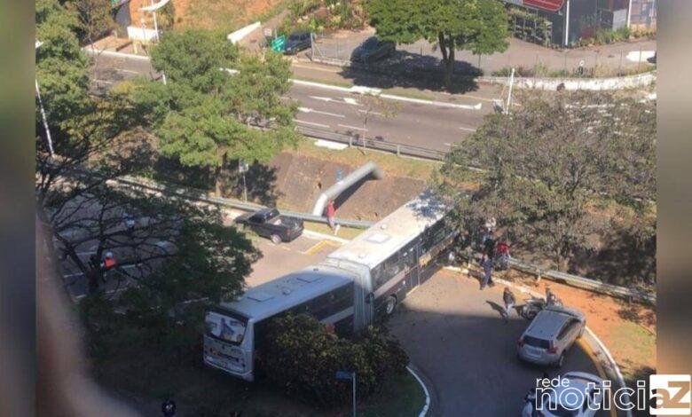 Ônibus fica atravessado em avenida de Jundiaí após acidente