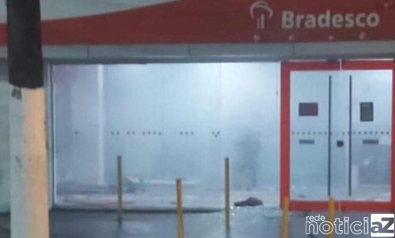 VÍDEO - Quadrilha usa explosivos para atacar banco e troca tiros com a polícia