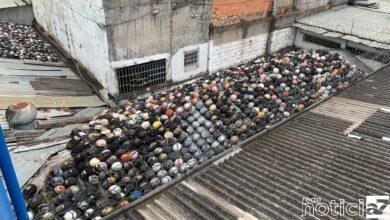 Telhado de loja é usado para "armazenar" capacetes em São Paulo