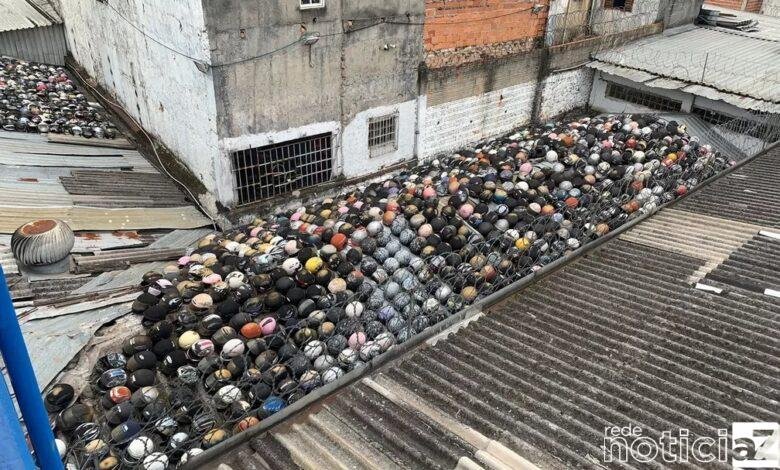 Telhado de loja é usado para "armazenar" capacetes em São Paulo