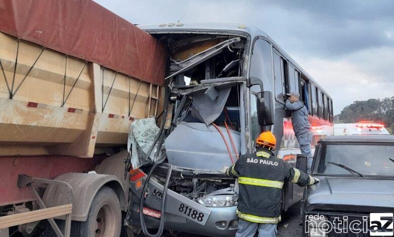 Ônibus e carreta batem e deixam feridos em rodovia de Itupeva