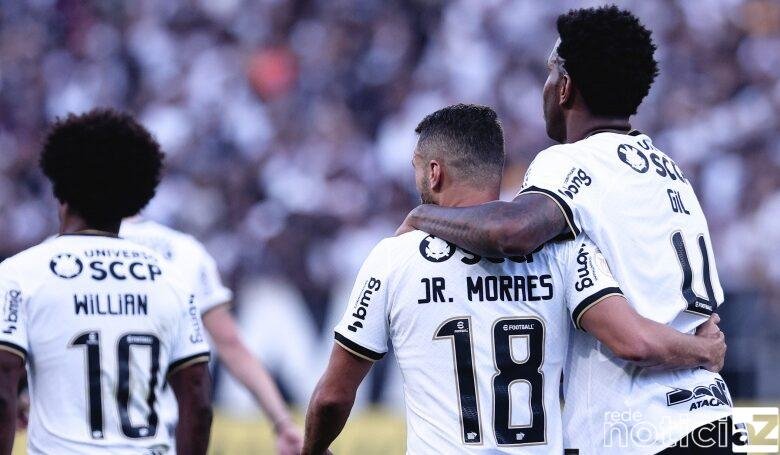 Corinthians bate o Fortaleza e vira líder do Campeonato Brasileiro