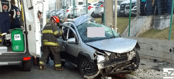 Motorista fica preso nas ferragens após grave acidente em Jundiaí