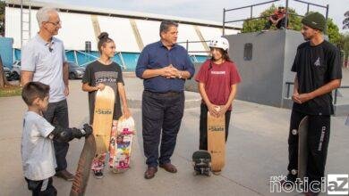 Aulas de skate são oferecidas para crianças e adolescentes em Itupeva