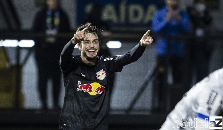 Bragantino goleia o Coritiba e encosta no G4 do Brasileirão