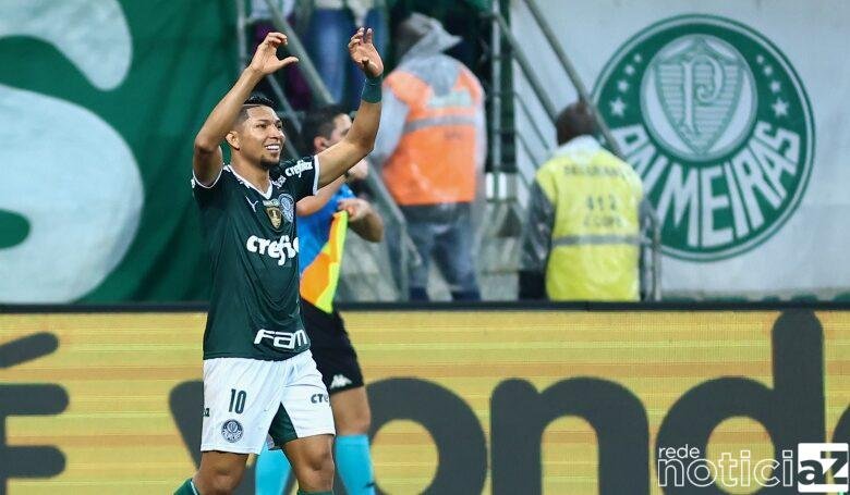 Palmeiras massacra o Botafogo e vira líder do Brasileirão