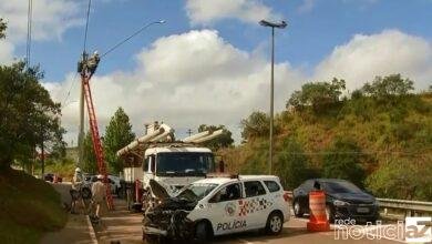 Viatura da Polícia Militar bate e derruba poste em Jundiaí