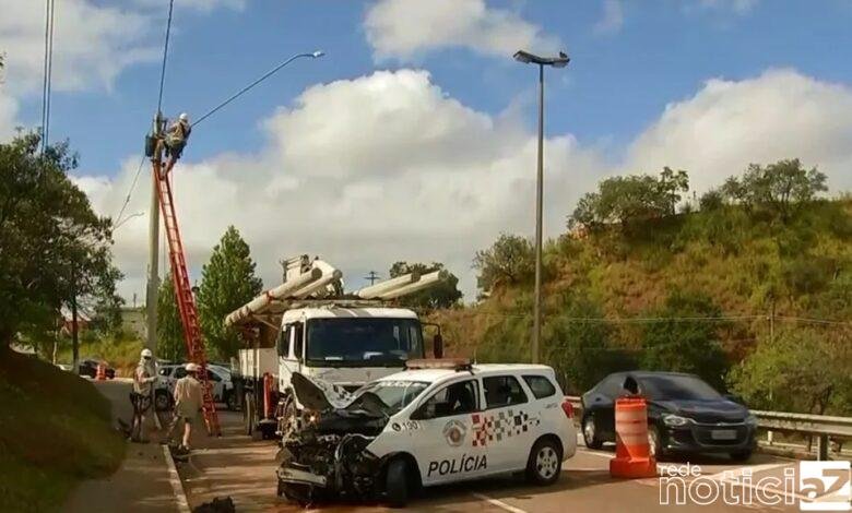 Viatura da Polícia Militar bate e derruba poste em Jundiaí