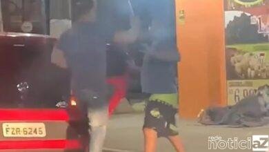 Motorista de aplicativo é flagrado agredindo passageiro