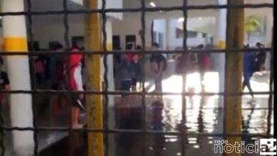 VÍDEO - Escola em Santos é inundada por conta da maré alta