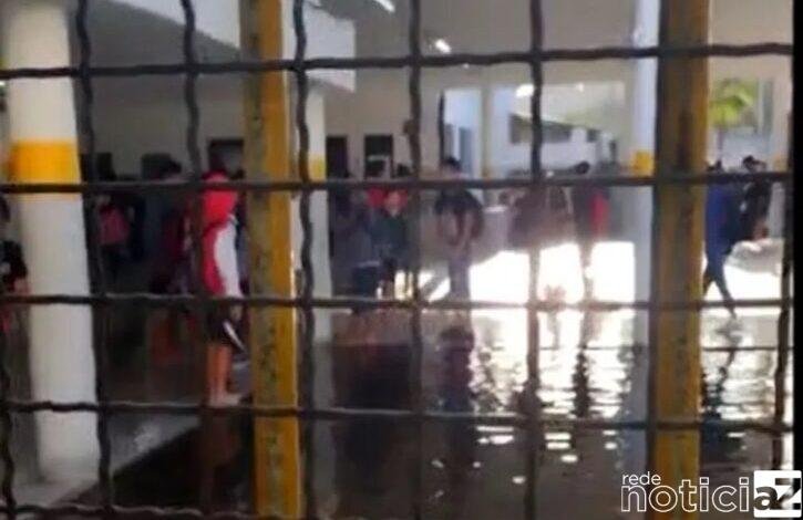VÍDEO - Escola em Santos é inundada por conta da maré alta