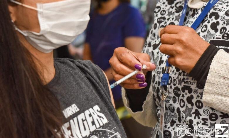 Quarta dose da vacina contra a Covid-19 começa a ser aplicada em pessoas com mais de 55 anos em Jundiaí