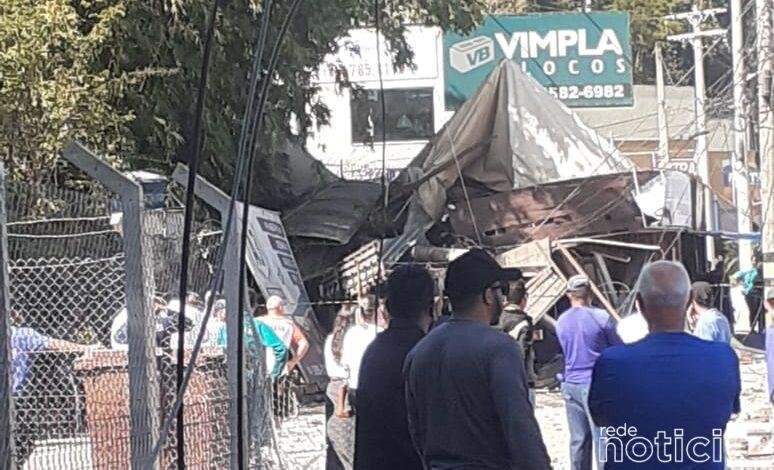 Caminhão perde o controle e atinge dois carros em Jundiaí