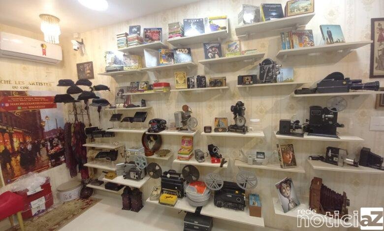 Artistas inauguram em Guarujá loja francesa com câmeras, projetores de cinema e antiguidades
