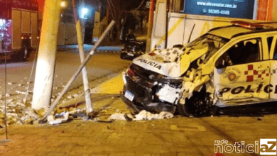 Carro bate em viatura da PM e deixa quatro policiais feridos