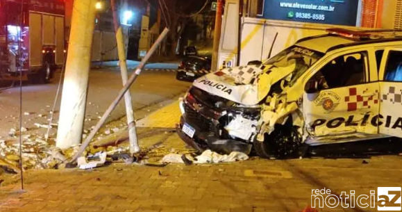 Carro bate em viatura da PM e deixa quatro policiais feridos