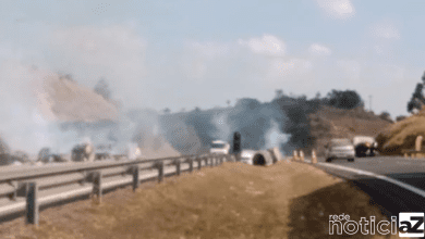 Caminhão pega fogo e gera incêndio em área de mata de Cabreúva